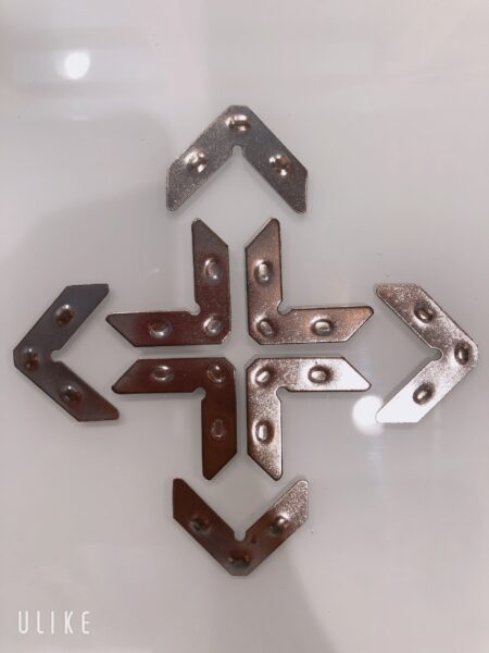 Ke tăng cứng (cửa mở quay)